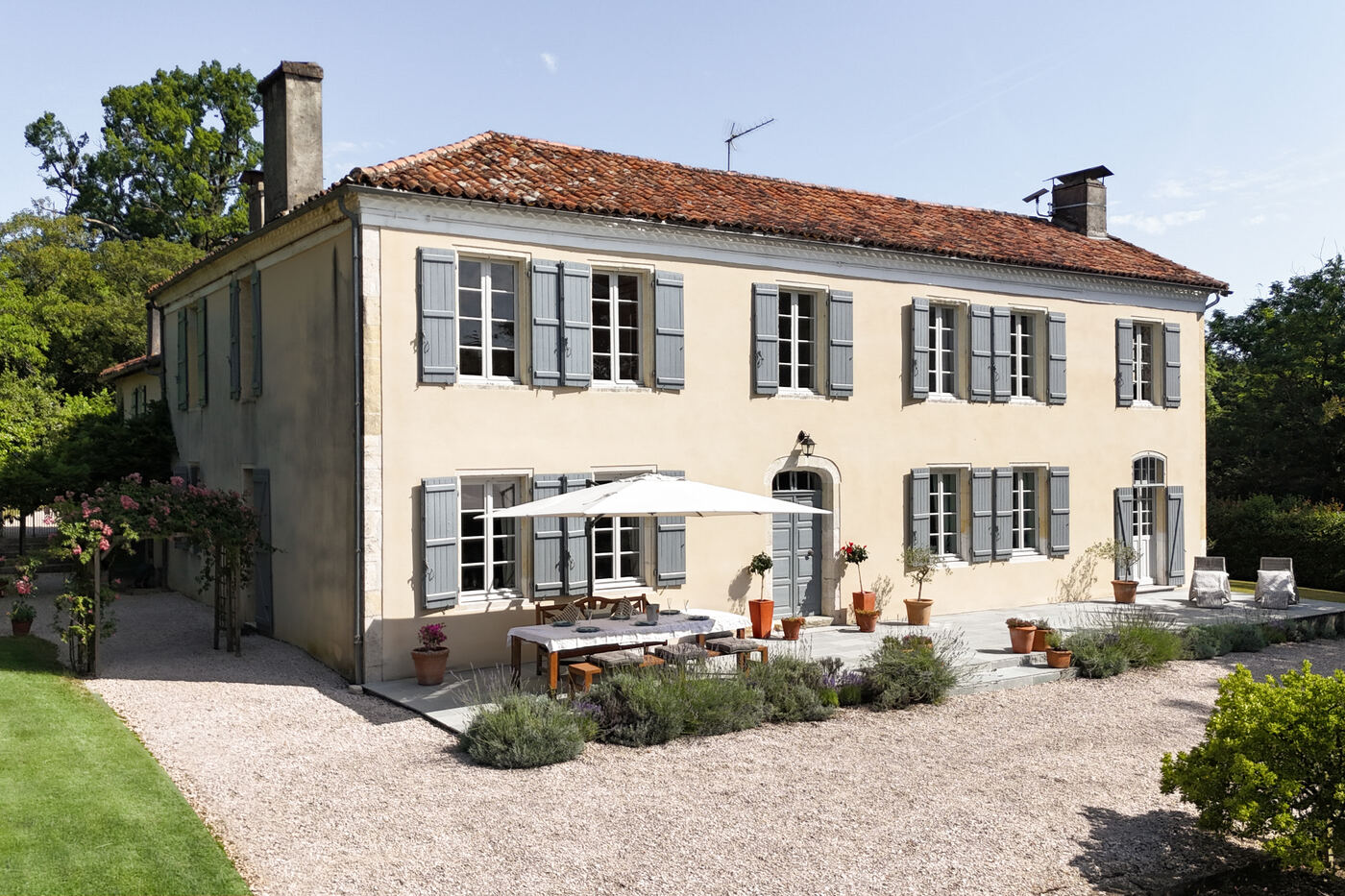 Façade avec pelouses